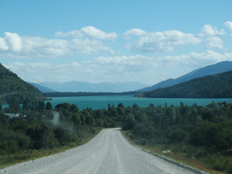 IDE Gore Aysen Paisaje con camino y lago al fondo