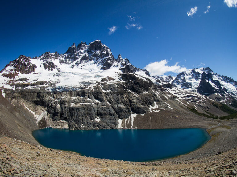 IDE Gore Aysen paisaje lago y montañas nevadas