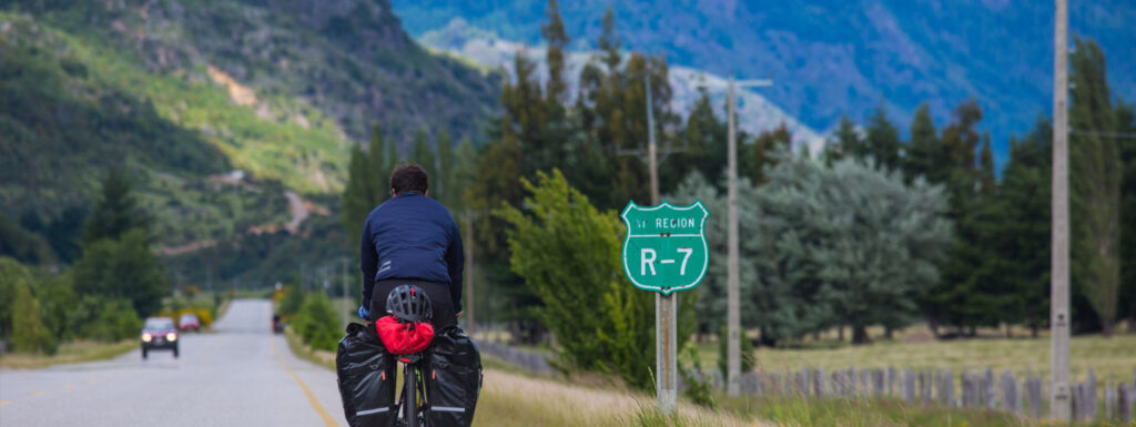 IDE Gore Aysen hombre andando en bicicleta en carretera